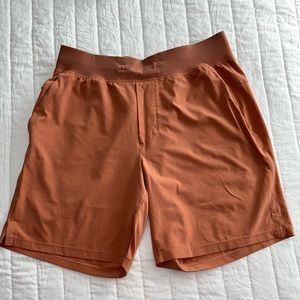 Mens Lululemon active shorts. 7” size large